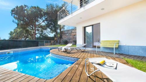 Villa In Lloret de Mar Sleeps 8 Includes Swimming Pool And Air Con