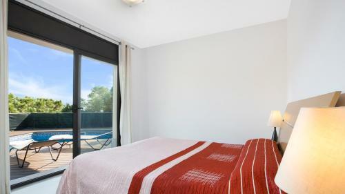 Villa In Lloret de Mar Sleeps 8 Includes Swimming Pool And Air Con
