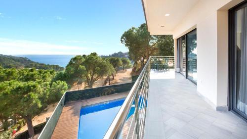 Villa In Lloret de Mar Sleeps 8 Includes Swimming Pool And Air Con