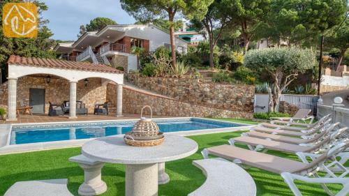 Lloret de Mar Villa Sleeps 12 Pool Wifi