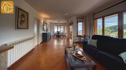 Lloret de Mar Villa Sleeps 12 Pool Wifi