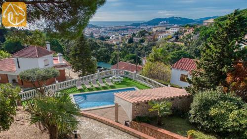 Lloret de Mar Villa Sleeps 12 Pool Wifi