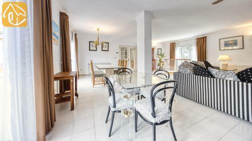 Lloret de Mar Villa Sleeps 8 Pool Wifi