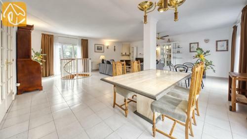 Lloret de Mar Villa Sleeps 8 Pool Wifi