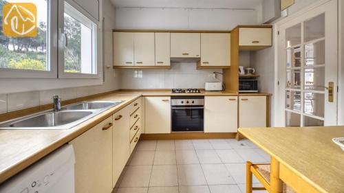 Lloret de Mar Villa Sleeps 8 Pool Wifi