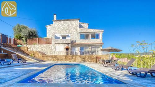 Lloret de Mar Villa Sleeps 14 Pool Wifi