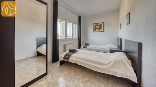 Lloret de Mar Villa Sleeps 14 Pool Wifi