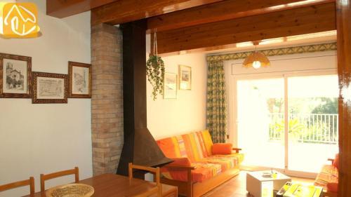 Lloret de Mar Villa Sleeps 6 Pool Wifi