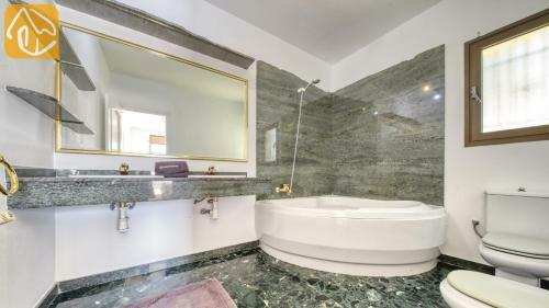 Lloret de Mar Villa Sleeps 12 Pool Wifi