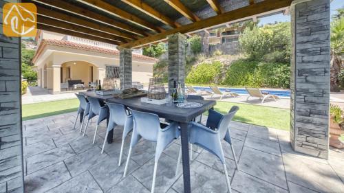 Lloret de Mar Villa Sleeps 12 Pool Wifi