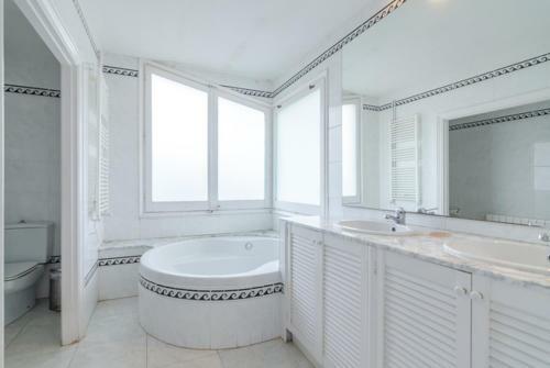 Lloret de Mar Villa Sleeps 6 With Pool And Free Wifi
