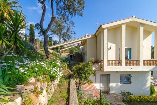 Lloret de Mar Villa Sleeps 6 With Pool And Free Wifi