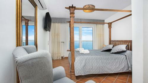 Lloret de Mar Villa Sleeps 8 With Pool Air Con And Wifi