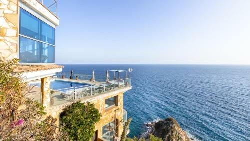 Lloret de Mar Villa Sleeps 8 With Pool Air Con And Wifi