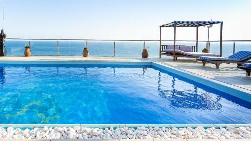Lloret de Mar Villa Sleeps 8 With Pool Air Con And Wifi