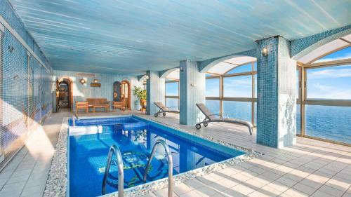 Lloret de Mar Villa Sleeps 8 With Pool Air Con And Wifi