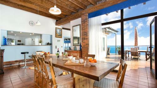 Lloret de Mar Villa Sleeps 8 With Pool Air Con And Wifi
