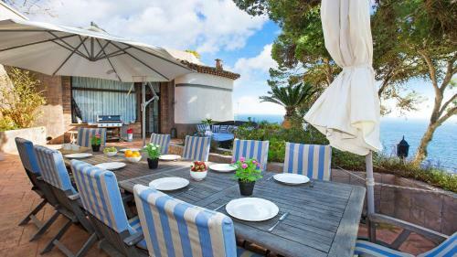 Lloret de Mar Villa Sleeps 8 With Pool Air Con And Wifi
