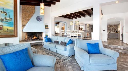 Lloret de Mar Villa Sleeps 8 With Pool Air Con And Wifi