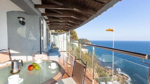Lloret de Mar Villa Sleeps 8 With Pool Air Con And Wifi