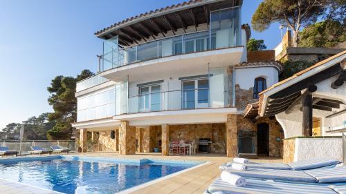 Lloret de Mar Villa Sleeps 8 With Pool Air Con And Wifi