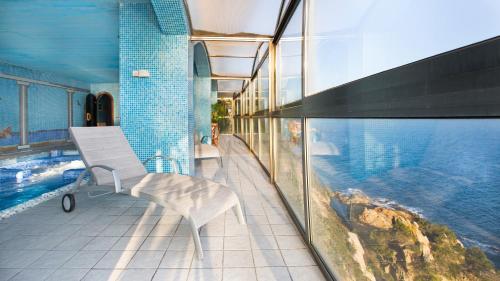 Lloret de Mar Villa Sleeps 8 With Pool Air Con And Wifi