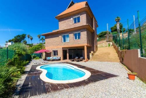 Lloret de Mar Villa Sleeps 10 Pool Wifi