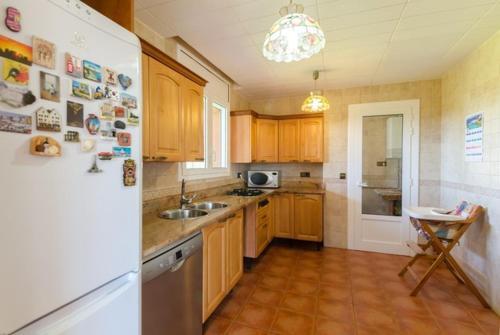 Lloret de Mar Villa Sleeps 10 Pool Wifi