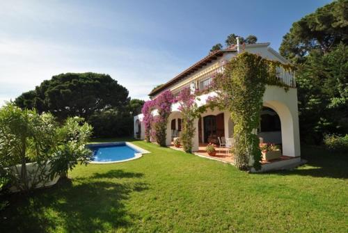 Lloret de Mar Villa Sleeps 8 Pool Wifi