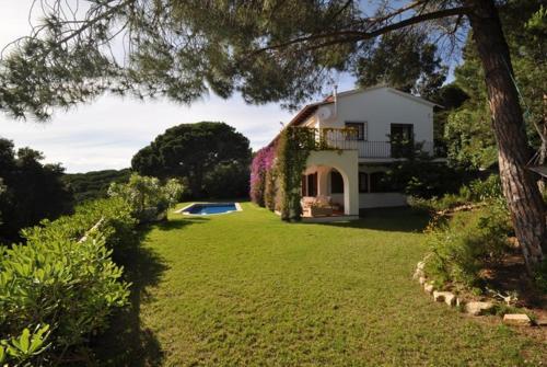 Lloret de Mar Villa Sleeps 8 Pool Wifi