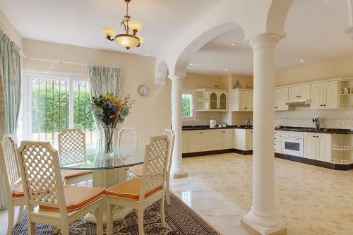 Malaga Villa Sleeps 8 Pool Air Con Wifi T801818