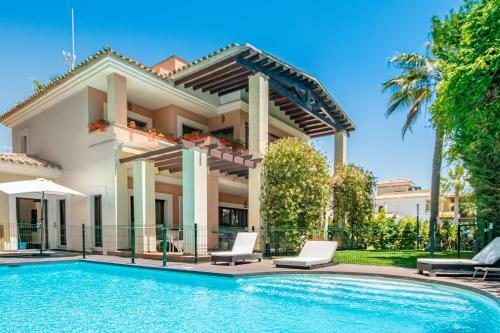 Luxury Beachside Villa In Los Monteros
