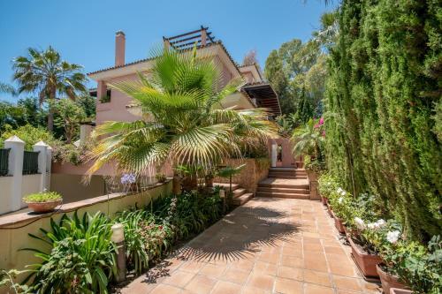 Luxury Beachside Villa In Los Monteros