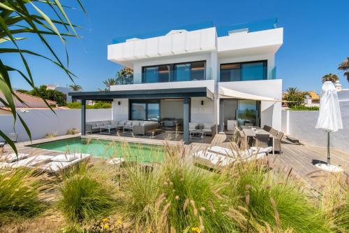 Las Chapas Villa Sleeps 12 With Pool And Air Con