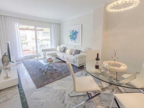 Luxurious Apartment In Marbella With Pool And Garden