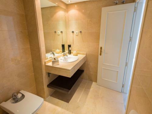 Luxurious Apartment In Marbella With Pool And Garden
