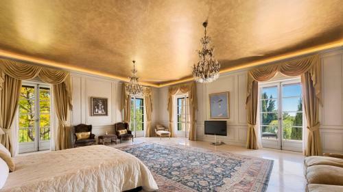 Marbella Villa Sleeps 12 With Pool And Air Con