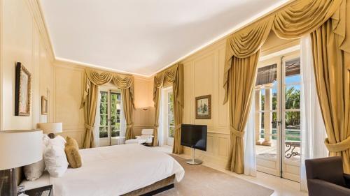 Marbella Villa Sleeps 12 With Pool And Air Con