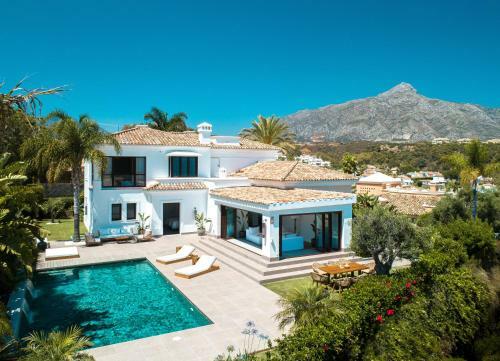 Designer Villa Luxury Cinema Pool View Nueva Andalucia