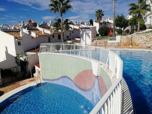Sunny And Spacious Apartment With Own Entrance To Pool