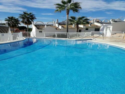 Sunny And Spacious Apartment With Own Entrance To Pool