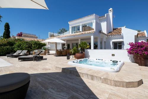 Las Chapas Villa Sleeps 14 With Pool And Air Con