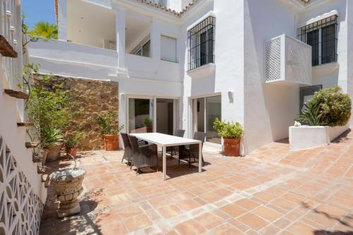 Las Chapas Villa Sleeps 14 With Pool And Air Con