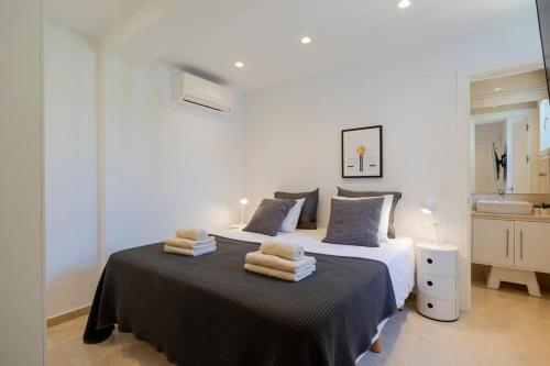 Las Chapas Villa Sleeps 14 With Pool And Air Con