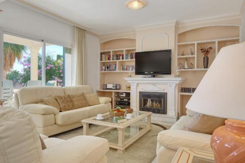 Mijas Villa Sleeps 8 Pool Air Con Wifi