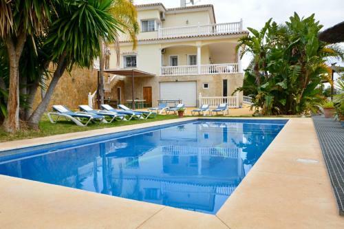 Mijas Villa Sleeps 15 With Pool And Air Con