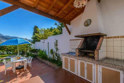 Nerja Villa Sleeps 6 With Pool Air Con And Wifi