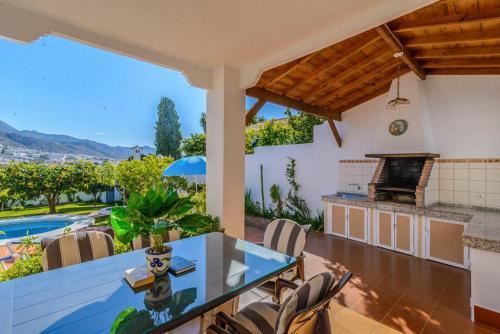 Nerja Villa Sleeps 6 With Pool Air Con And Wifi
