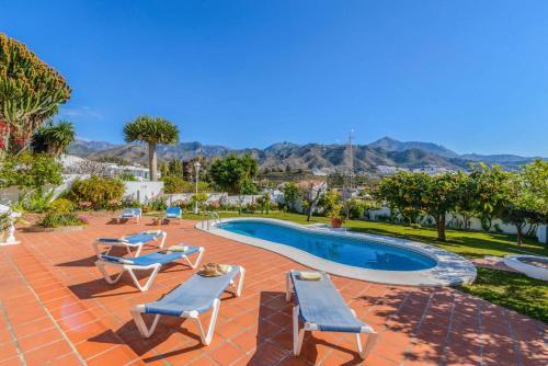 Nerja Villa Sleeps 6 With Pool Air Con And Wifi