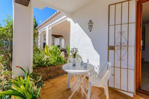Nerja Villa Sleeps 6 With Pool Air Con And Wifi